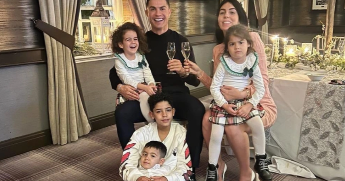 Hé lộ khoảnh khắc hạnh phúc của Ronaldo và gia đình trước khi mất con trai