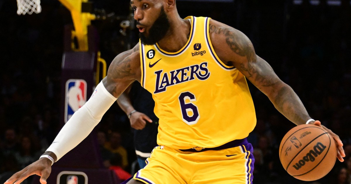 LeBron James trở thành cầu thủ được trả lương cao nhất NBA trong 9 năm liên tiếp
