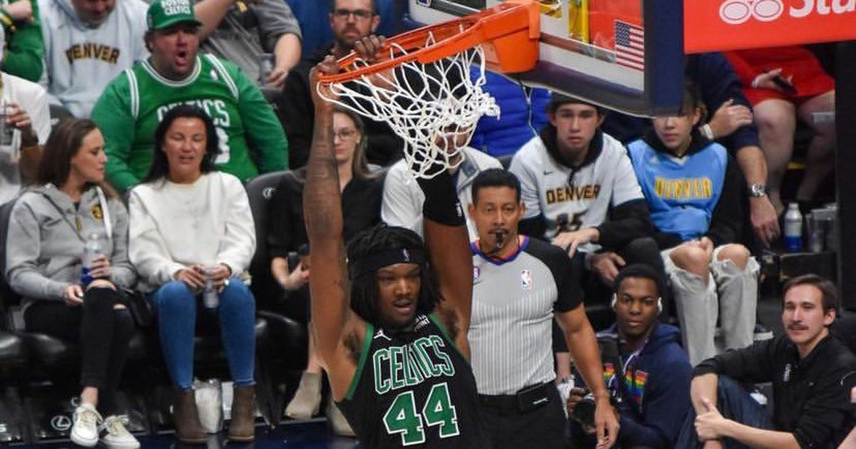 Cú úp rổ của Robert Williams khiến trận đấu tại NBA bị hoãn 30 phút