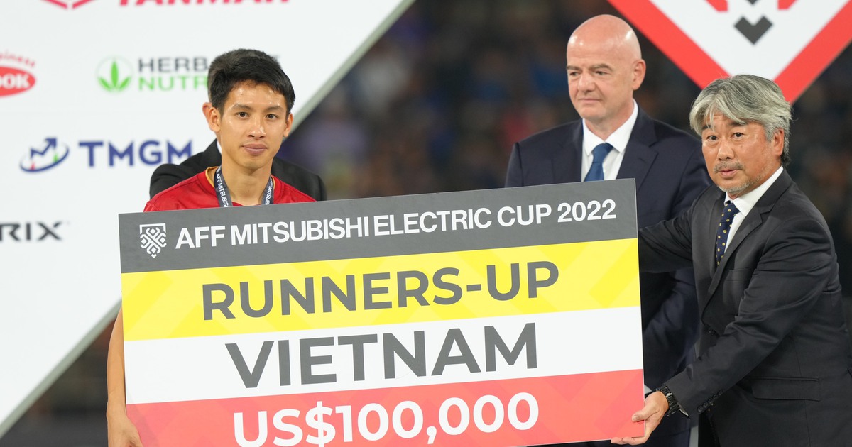 Đội tuyển Việt Nam nhận phần thưởng á quân AFF Cup 2022 từ Chủ tịch FIFA