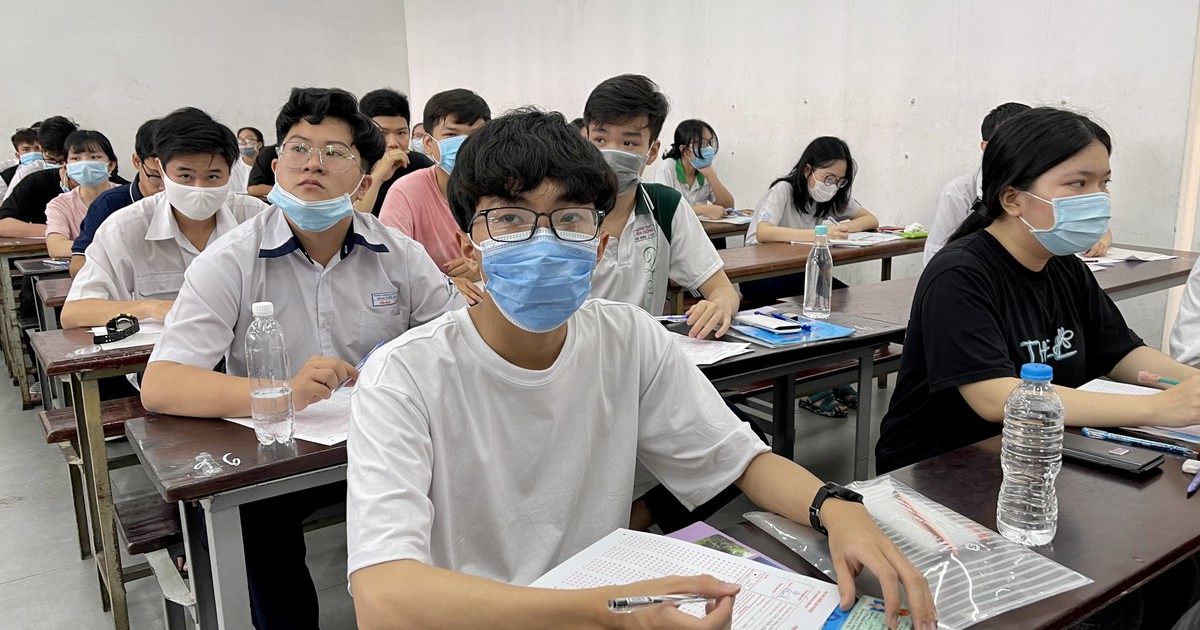 Nhiều trường tạm ngưng nhận hồ sơ xét tuyển trực tiếp vì dịch Covid-19