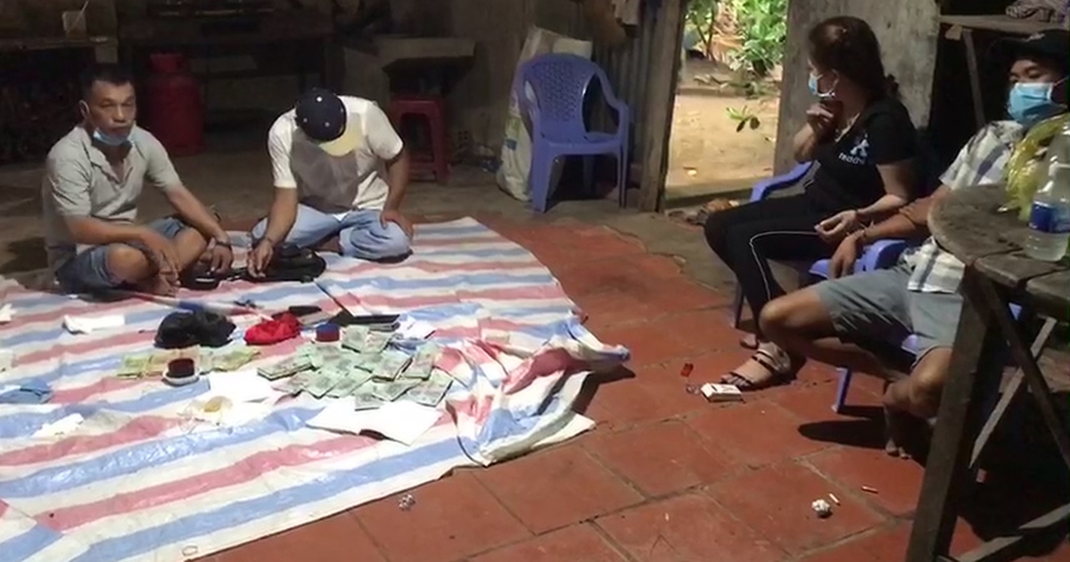 Vĩnh Long: Bắt nhóm lắc tài xỉu trong căn nhà biệt lập, thu giữ 300 triệu đồng