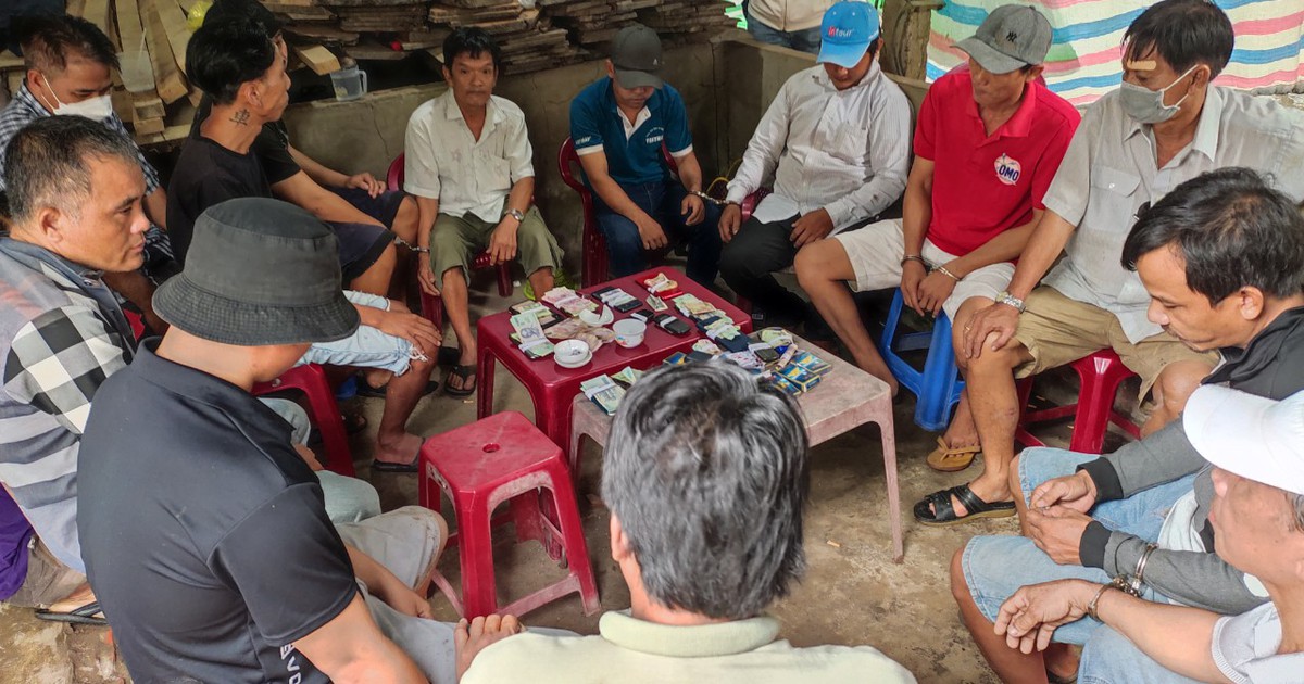 Vĩnh Long: Công an dầm mưa bắt quả tang 17 người đánh bạc trong chuồng heo