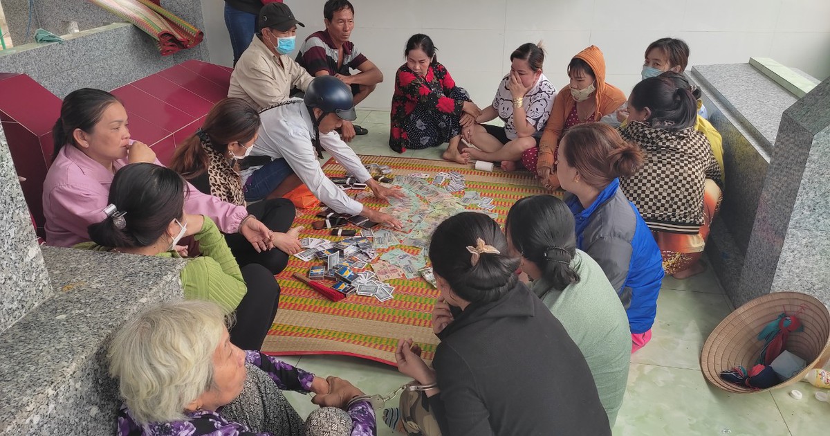 Vĩnh Long: 16 con bạc tụ tập trong khu nhà mồ đánh bài ăn tiền