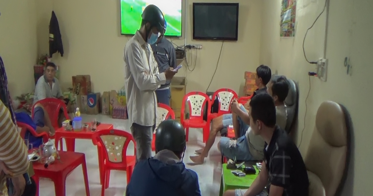 Vĩnh Long: Bắt quả tang nhóm người cá độ bóng đá mùa World Cup