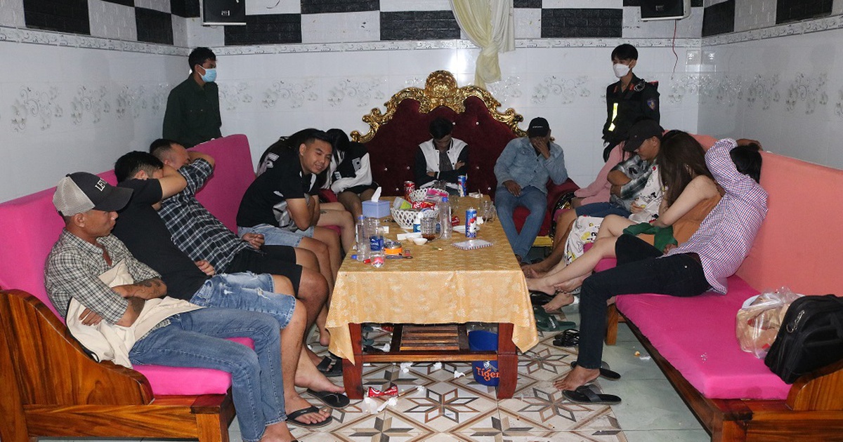 Trà Vinh: Phát hiện 22 người ‘phê’ ma túy trong quán karaoke lúc nửa đêm