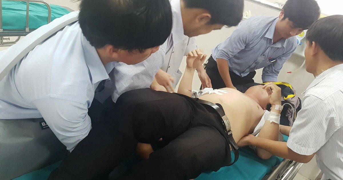 Bị nhắc nhở xóa hình xăm, học sinh đâm thầy giáo trọng thương