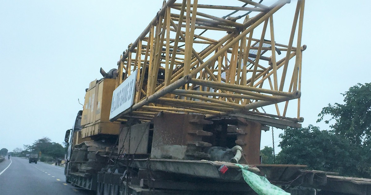 Bị tố giác xe siêu trọng chở quá khổ, tài xế lớn tiếng đe dọa phóng viên