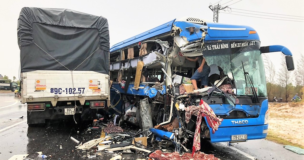 Xe tải, xe khách giường nằm nát đầu sau cú va chạm trên đường tránh lũ QL1