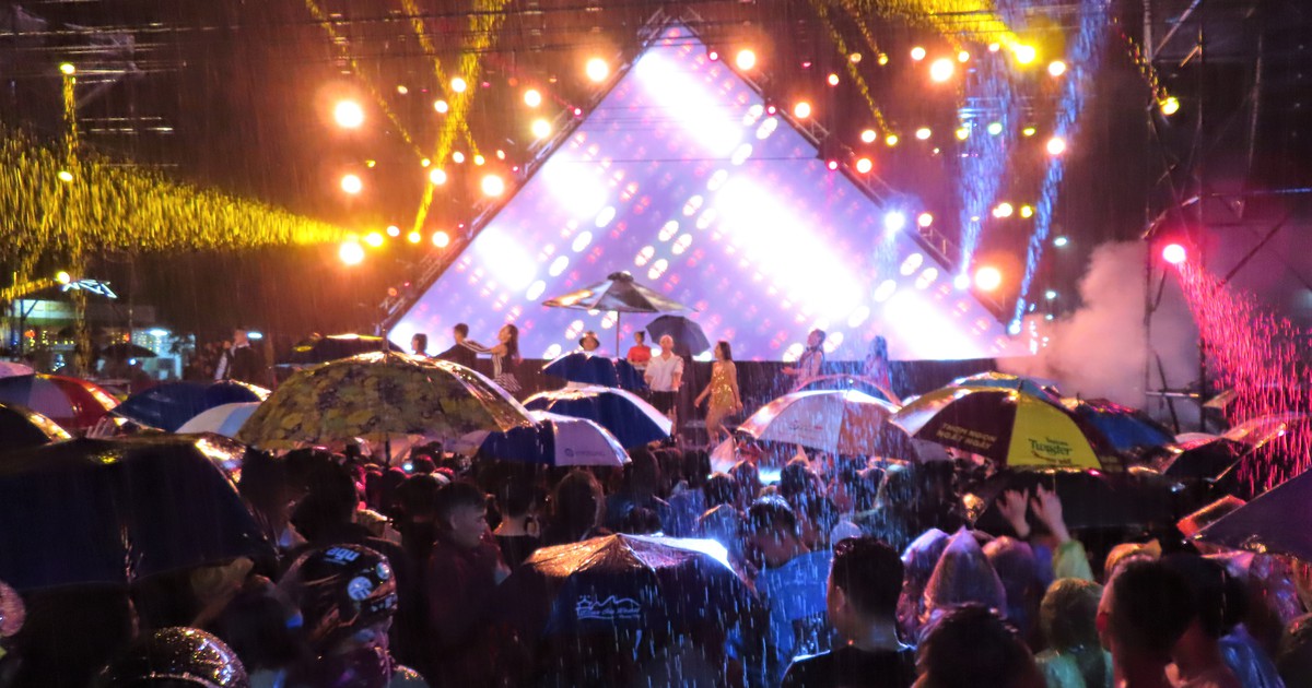 Hàng ngàn bạn trẻ đón chào năm mới 2020 tại Phong Nha