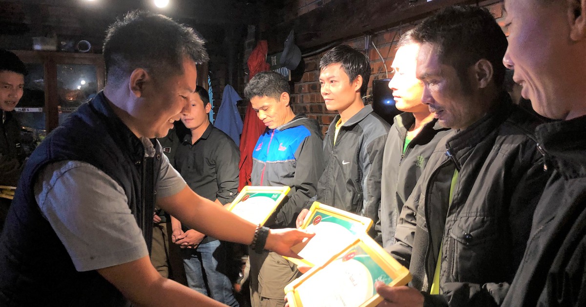 Porter Sơn Đoòng kêu gọi 'du lịch không khói thuốc'