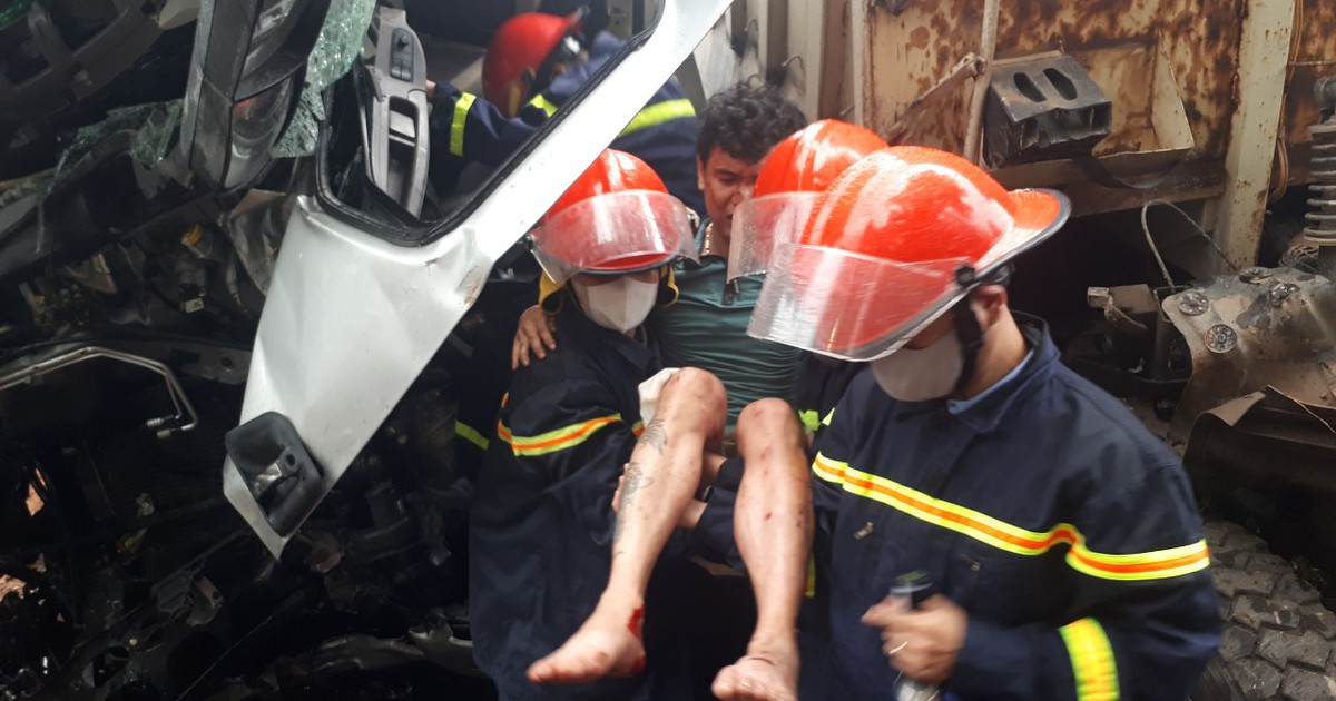 Cứu 2 nạn nhân mắc kẹt trong xe sau tai nạn giao thông