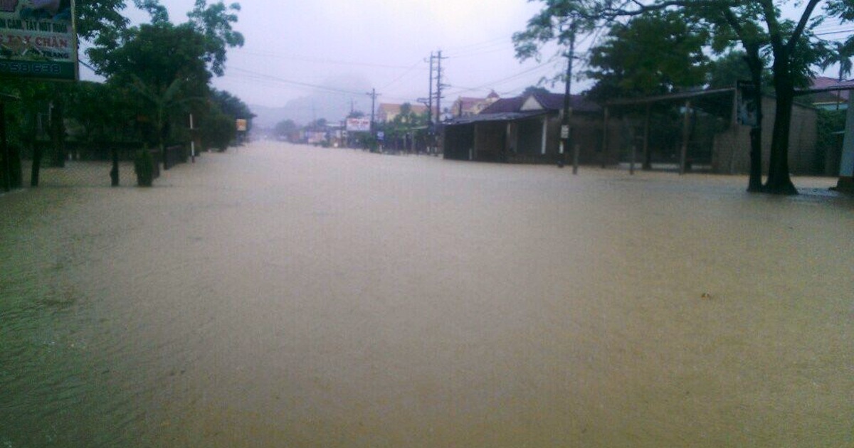 Quảng Bình lại hứng mưa lớn, dân hốt hoảng chạy lũ