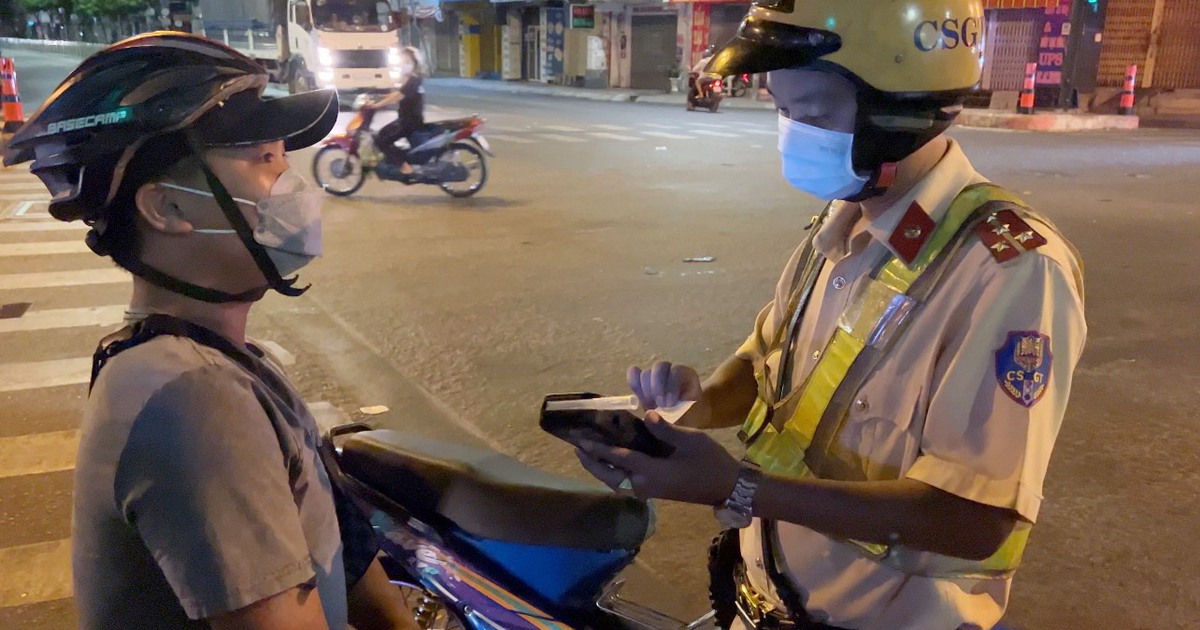 TP.HCM: Bị phạt nồng độ cồn, thanh niên nói 'mới uống 1 chai, còn tỉnh lắm'