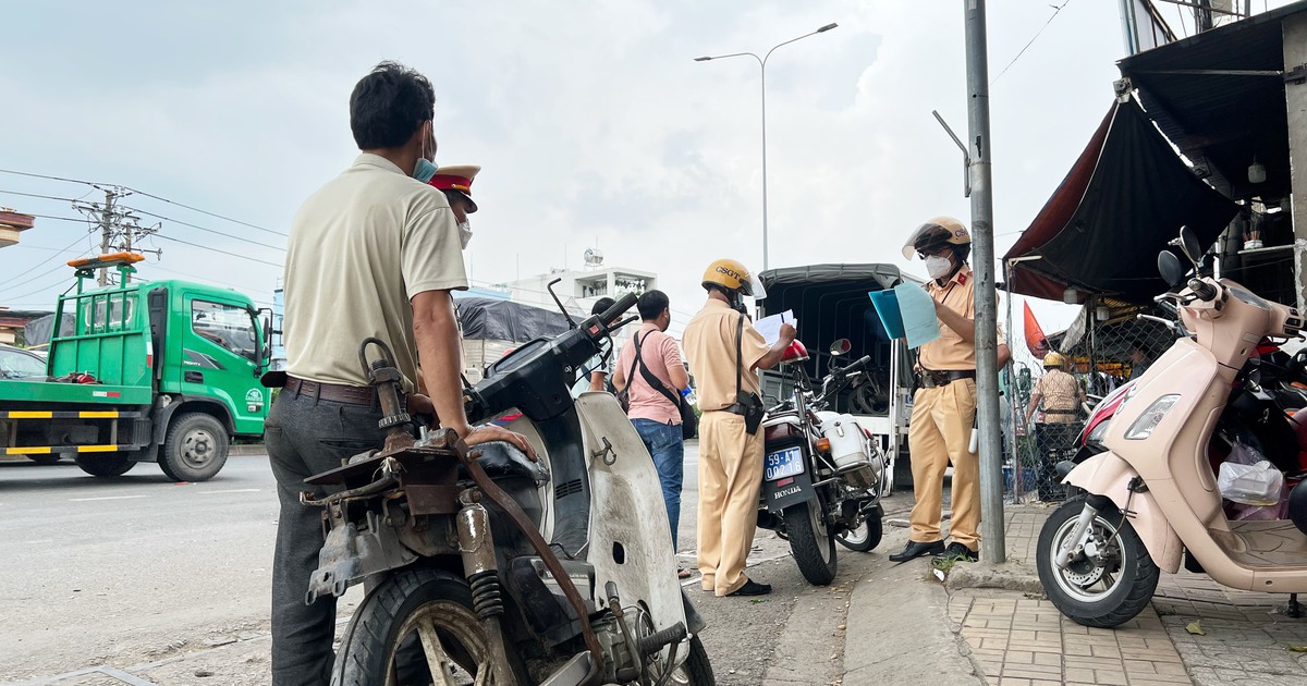 Bị CSGT xử phạt, người chạy xe tự chế biện bạch: 'Nhiều người lạng lách, tôi chạy xe lôi thì có sao?'