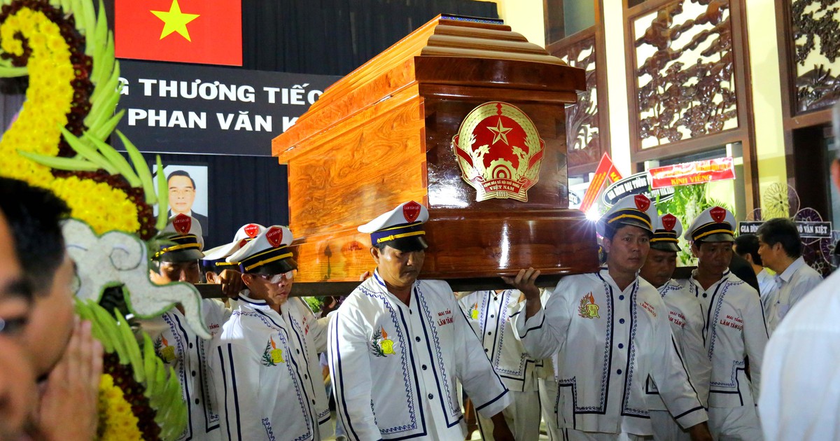 'Đất thép thành đồng' tiễn đưa người con ưu tú Phan Văn Khải