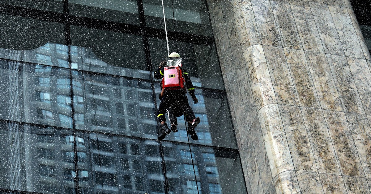 [CHÙM ẢNH] Diễn tập chữa cháy, cứu hộ tại tòa nhà Landmark 81