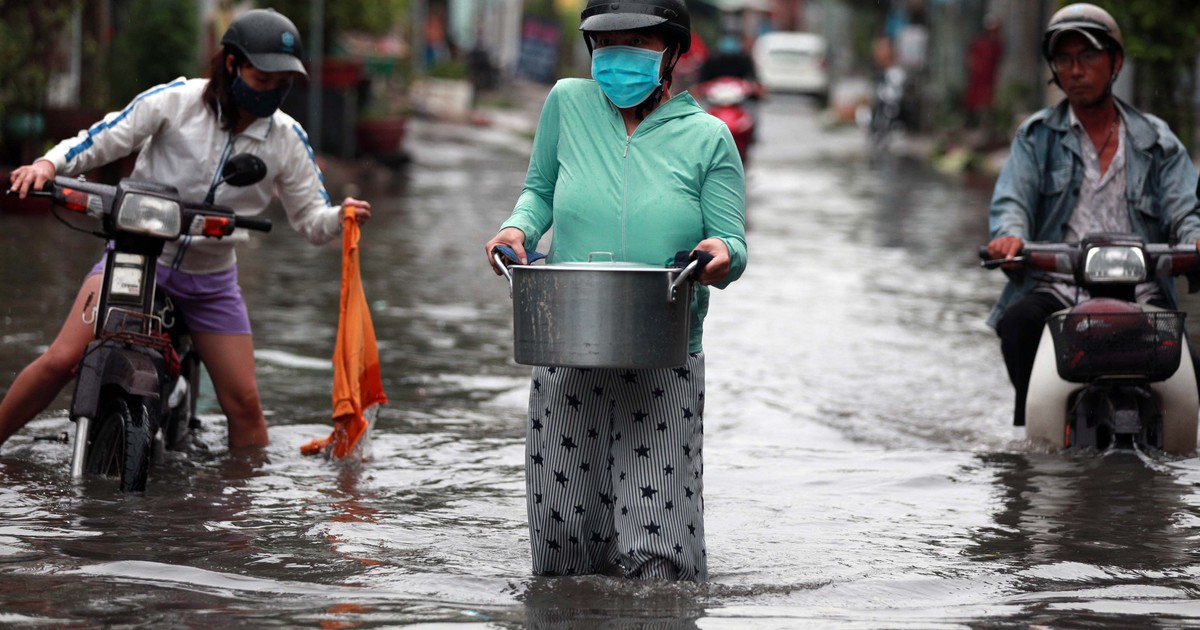 Nhiều tuyến đường ngập sâu nửa mét vì mưa lớn, người Sài Gòn vất vả lội nước