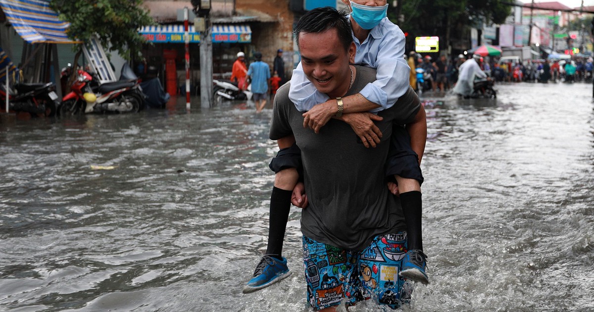 Mưa to, người Sài Gòn té ngã khi đường ngập sâu gần nửa mét