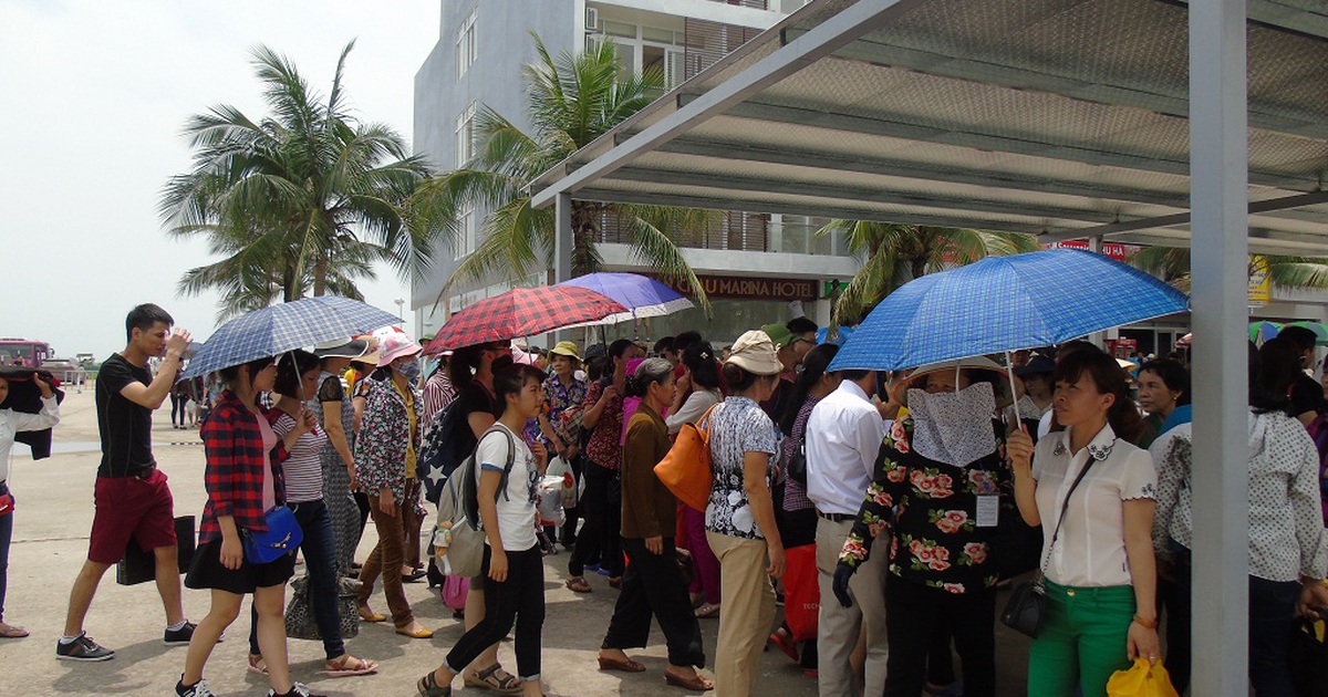 Du khách đổ về Hạ Long dịp nghỉ lễ 30.4