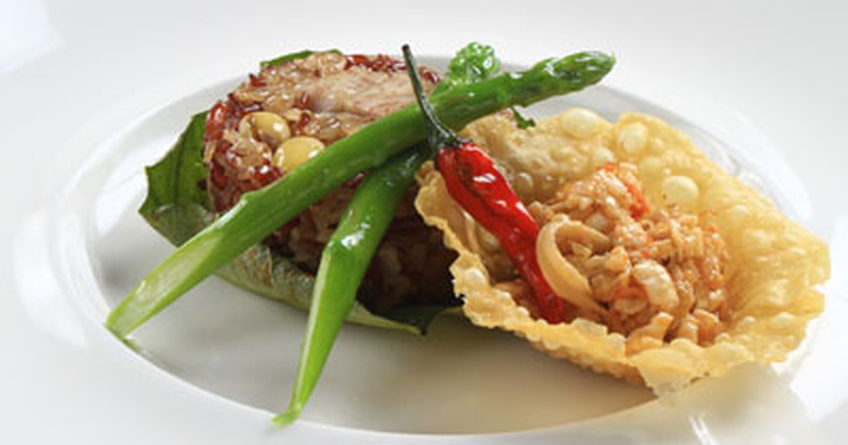 Xôi hấp lá sen dùng kèm thịt cua rang tỏi