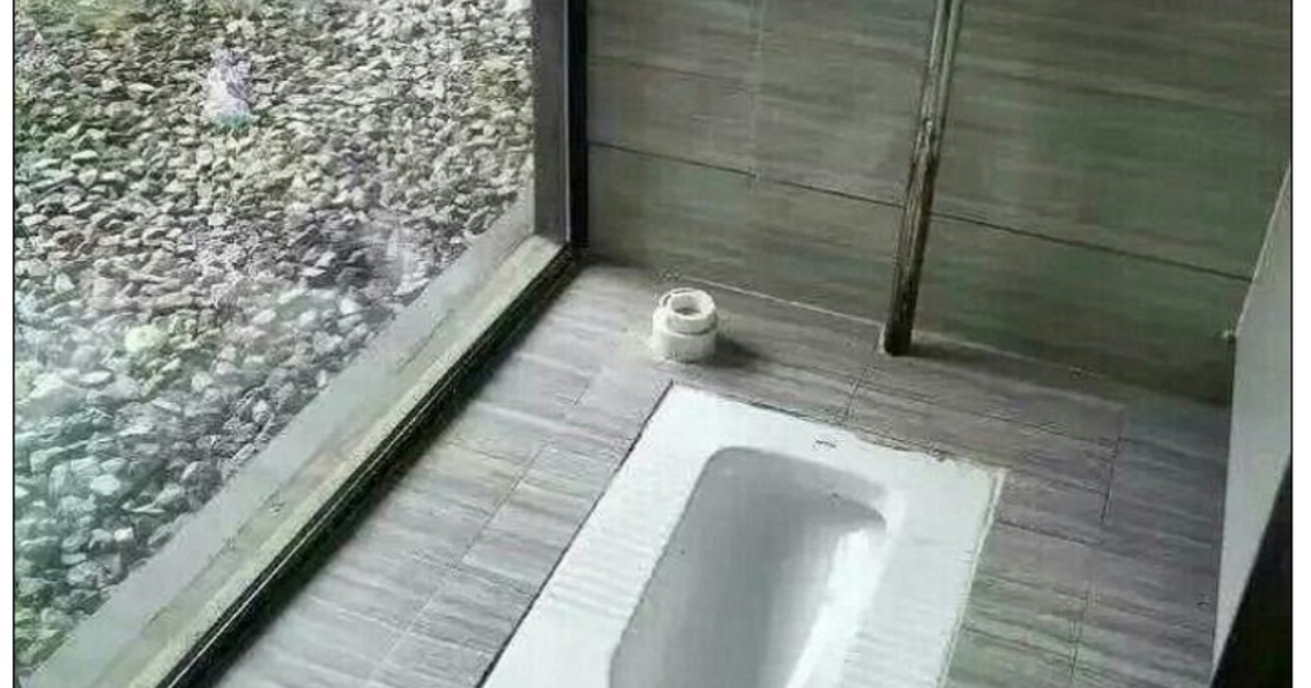 Sốc với vách nhà vệ sinh bằng kính trong suốt ở Trung Quốc