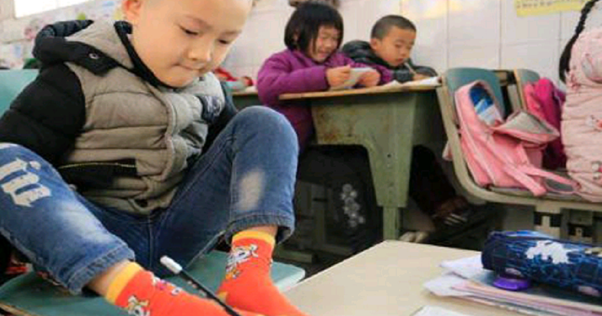 Không có tay, cậu bé viết bằng chân, học xuất sắc