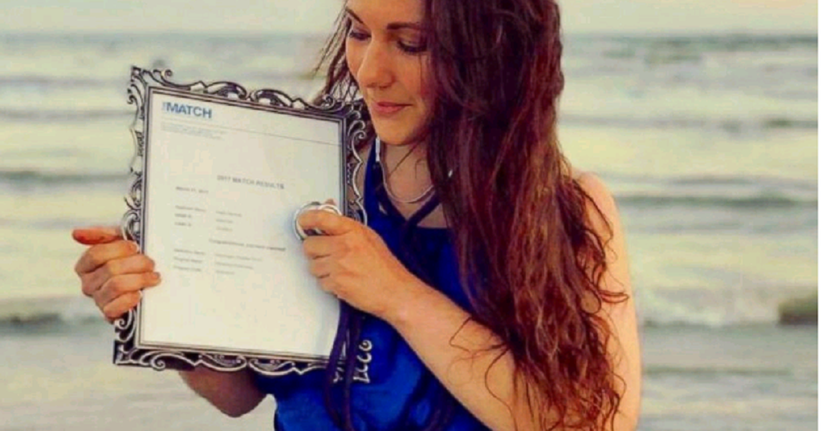 Cô gái Mỹ 'kết hôn' với... tấm bằng bác sĩ