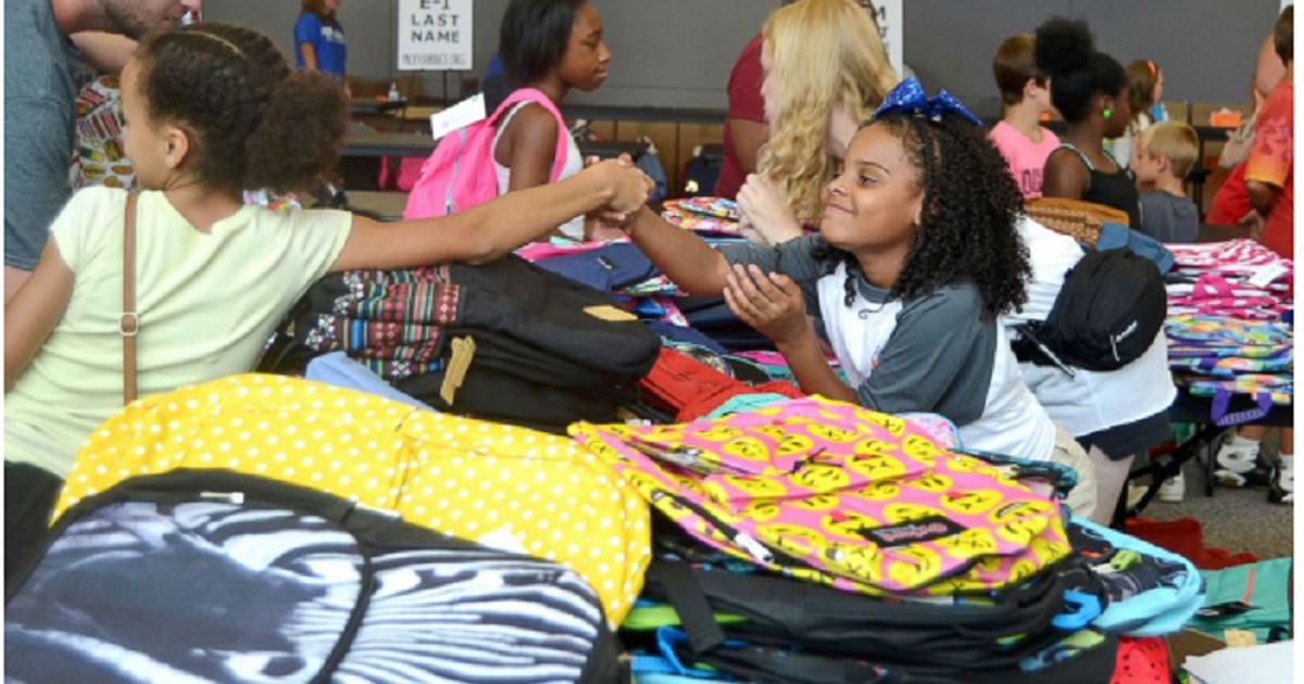 Cô bé 10 tuổi tặng 1.000 ba lô có đầy dụng cụ học tập cho bạn học