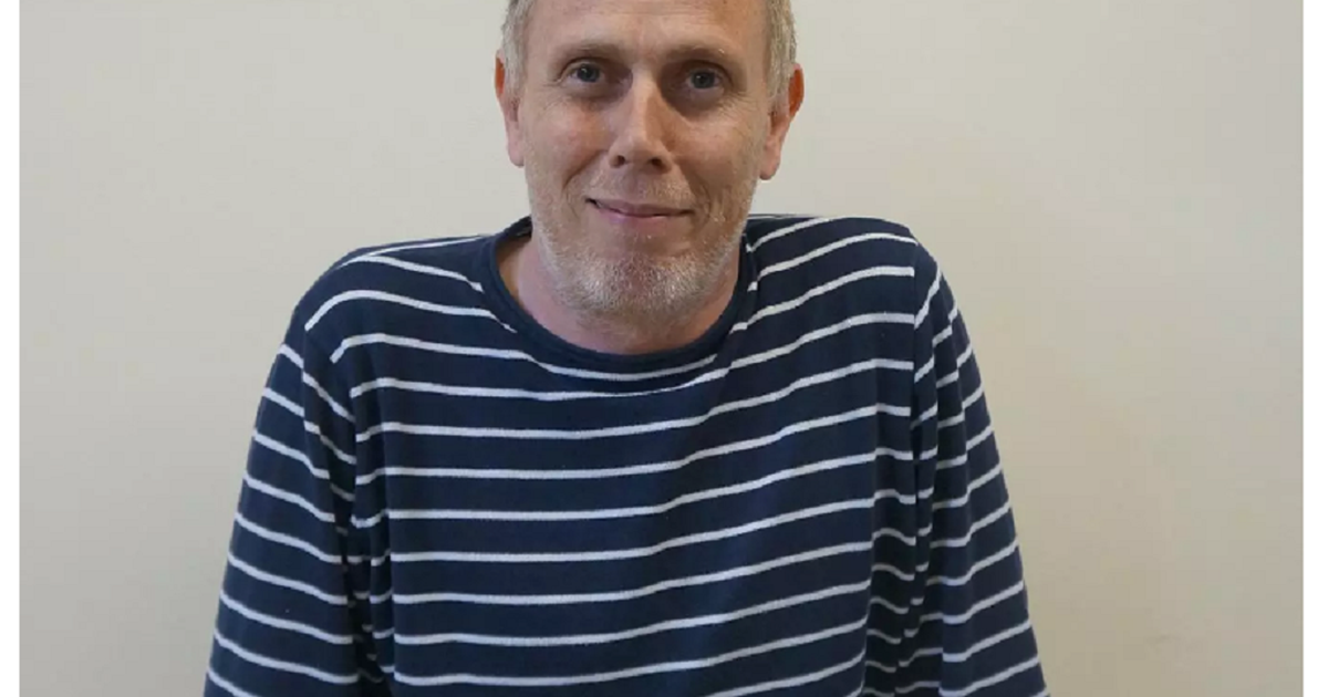 Người đàn ông 52 tuổi bán báo dạo trúng tuyển đại học hàng đầu thế giới