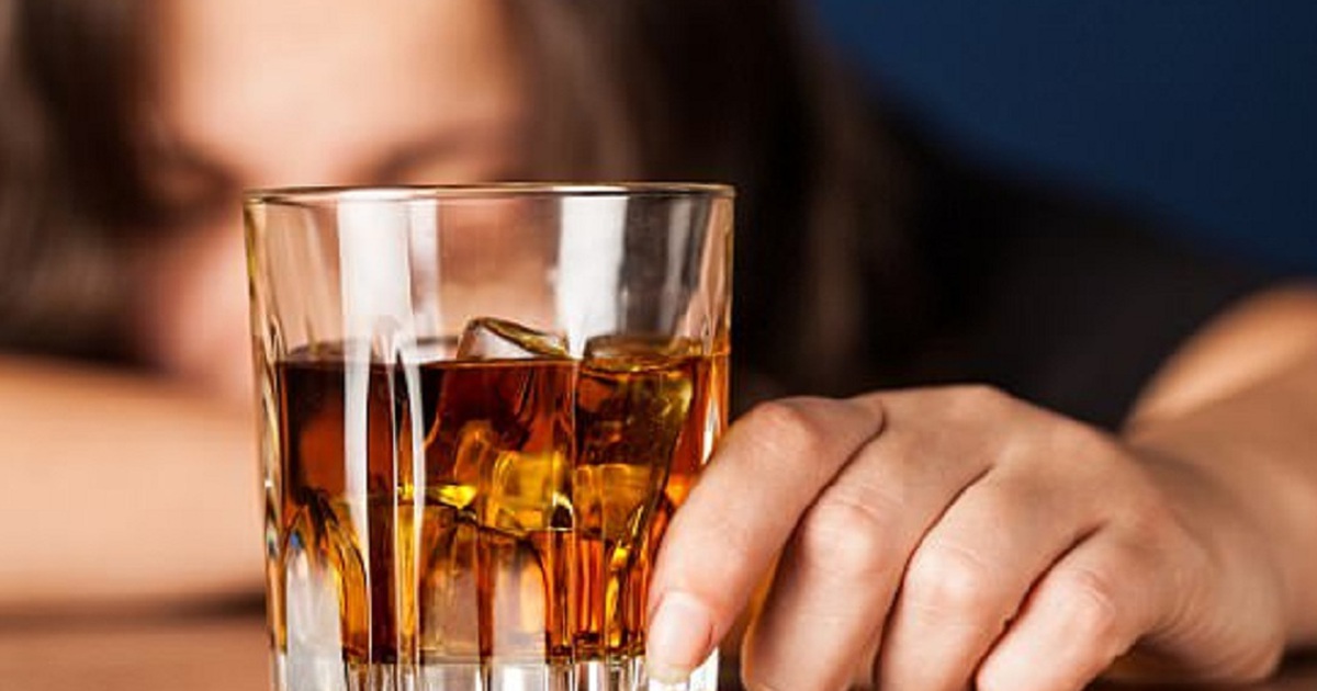 4 dấu hiệu 'tố cáo' một người bắt đầu nghiện rượu