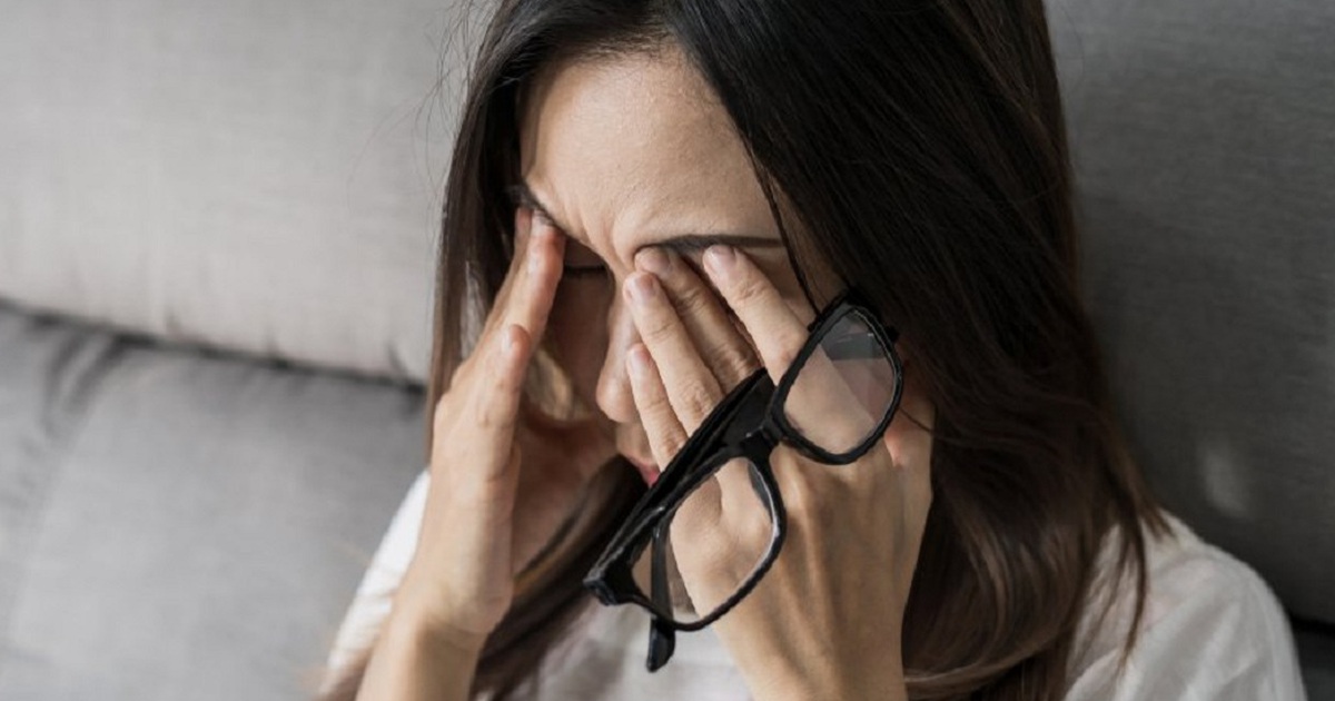 4 hậu quả tai hại của việc thường xuyên dụi mắt