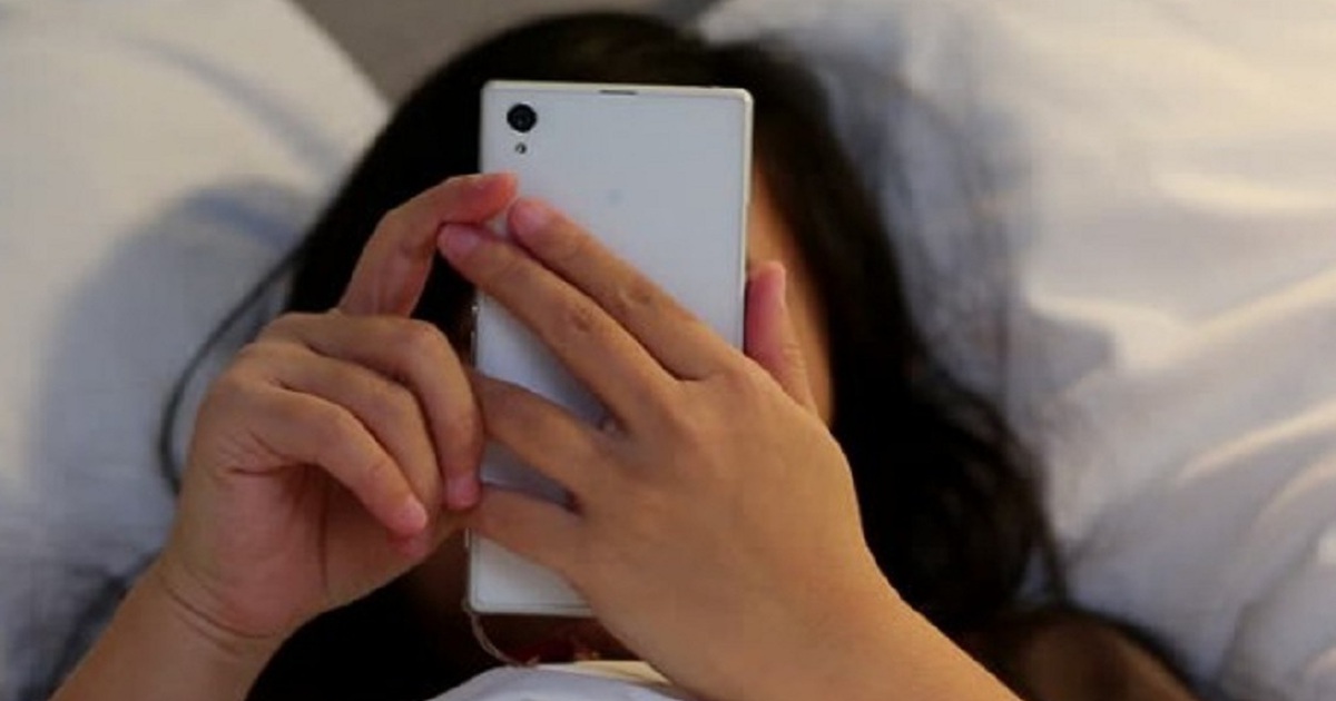 Người phụ nữ đột tử giữa đêm, tay còn cầm 'điện thoại đang lướt web'