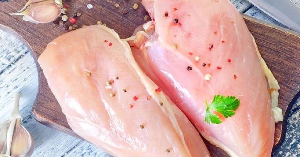 Người đàn ông bị liệt do ăn thịt gà nấu chưa chín