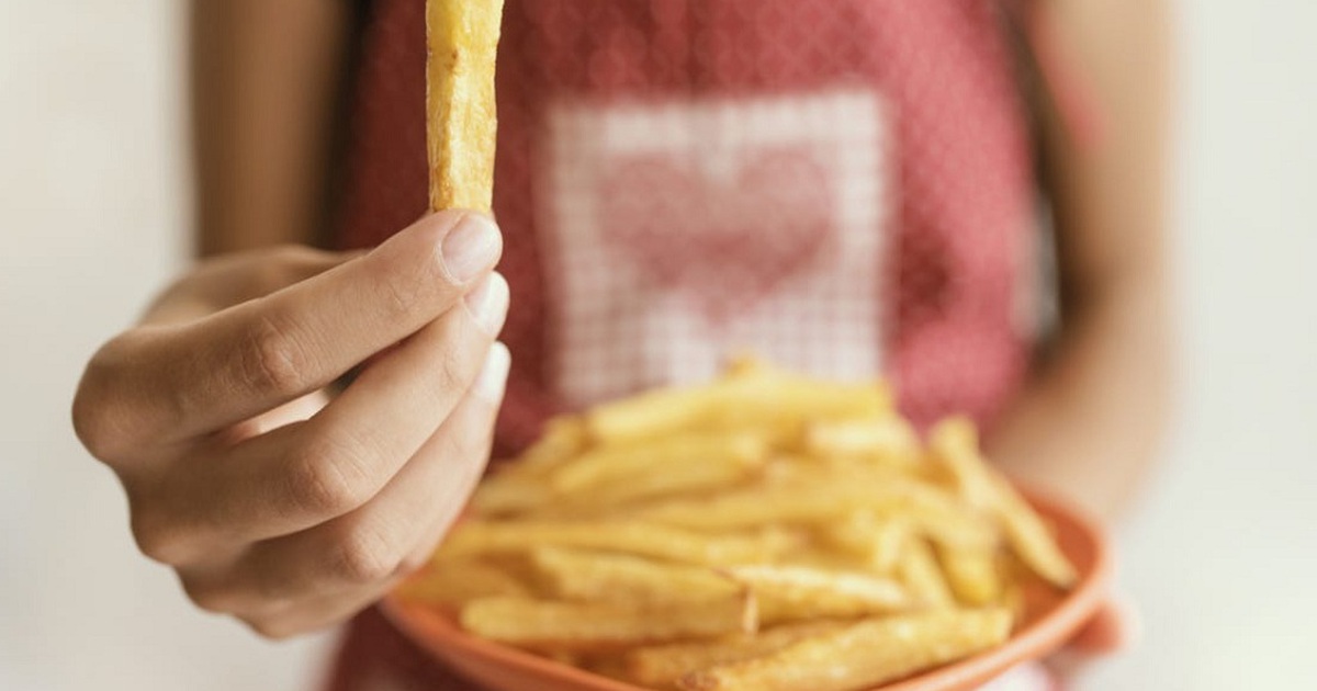 Mắc bệnh lạ, cô gái chỉ ăn được gà viên, khoai tây trong 15 năm qua