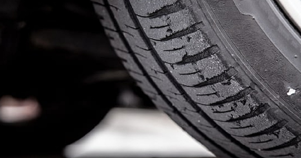 Đứa trẻ bò ra giữa cao tốc đầy xe tải