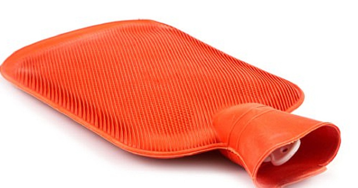 Ôm túi chườm nước nóng vừa giữ ấm vừa chơi game, bất ngờ túi phát nổ