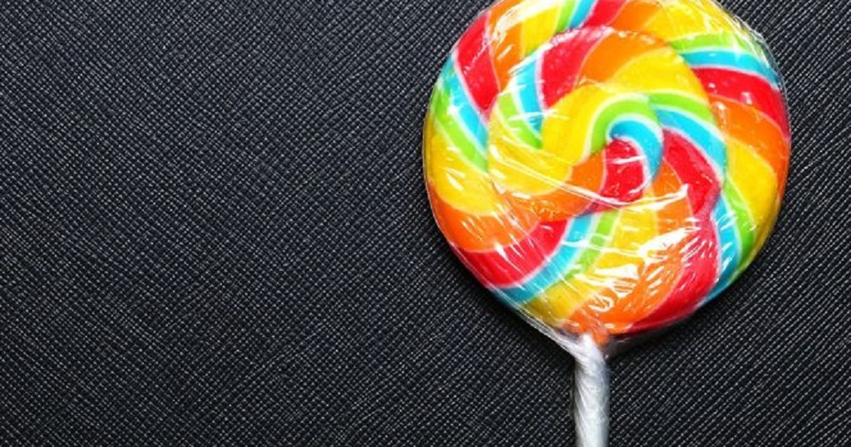 Bác sĩ dỏm lấy que kẹo mút cấy dưới da để tránh thai cho khách hàng