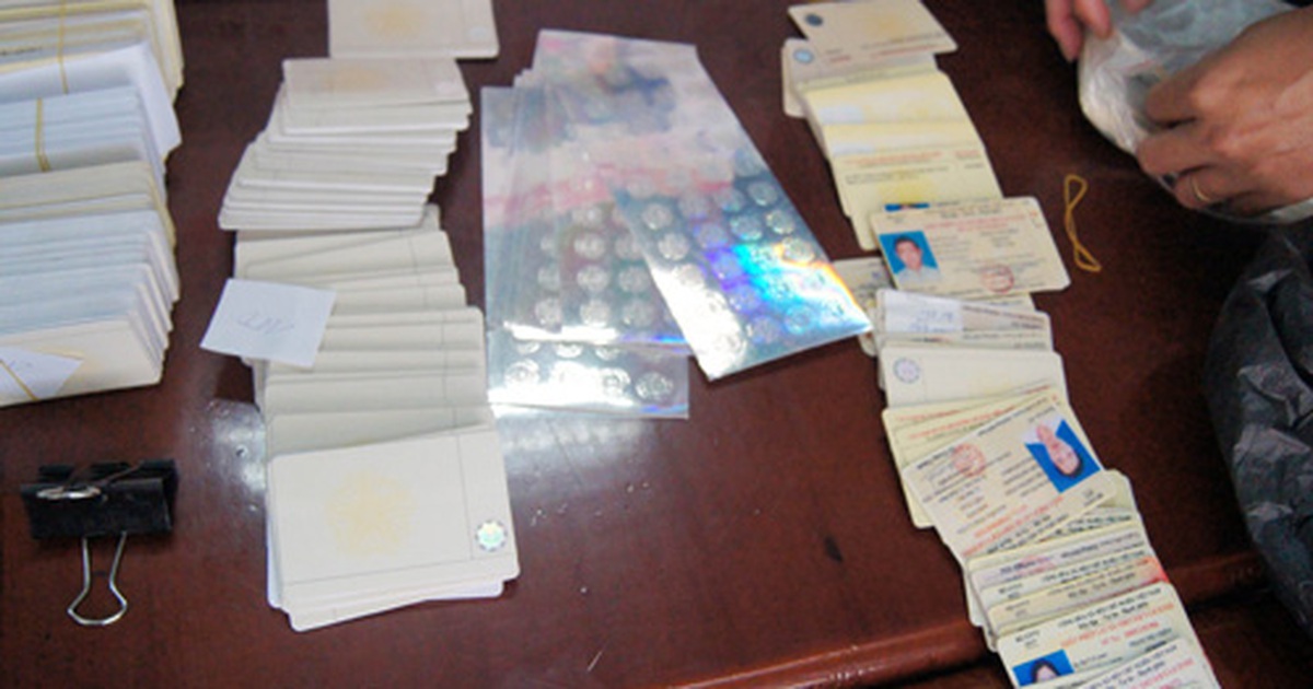 Phá đường dây làm giả hàng ngàn bằng cấp, con dấu