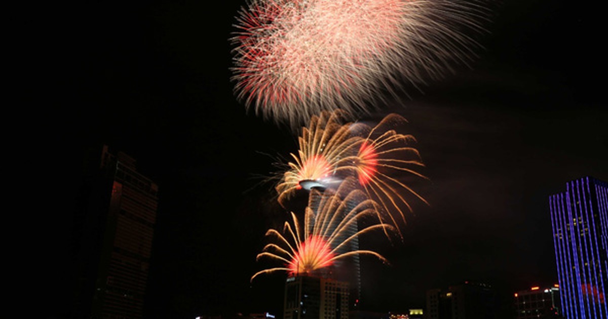 Mãn nhãn với màn pháo hoa bừng cháy bên sông Sài Gòn