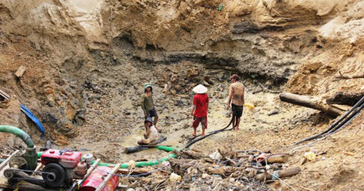 Nổ mìn phá hủy các hầm khai thác vàng trái phép