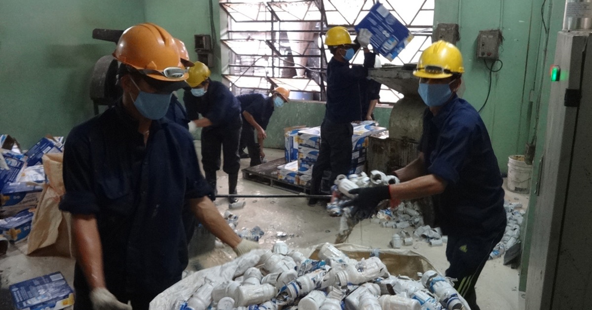 Tiêu hủy gần 43.000 chai sữa nước Ensure nhập lậu