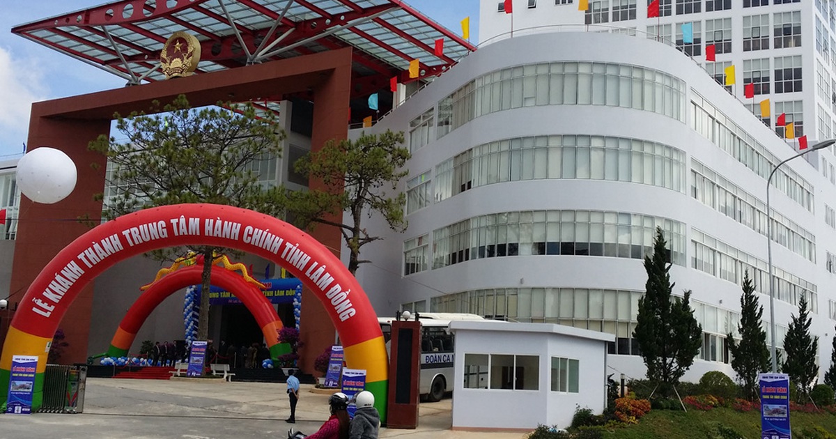 Cần dừng 'cuộc đua' xây trụ sở