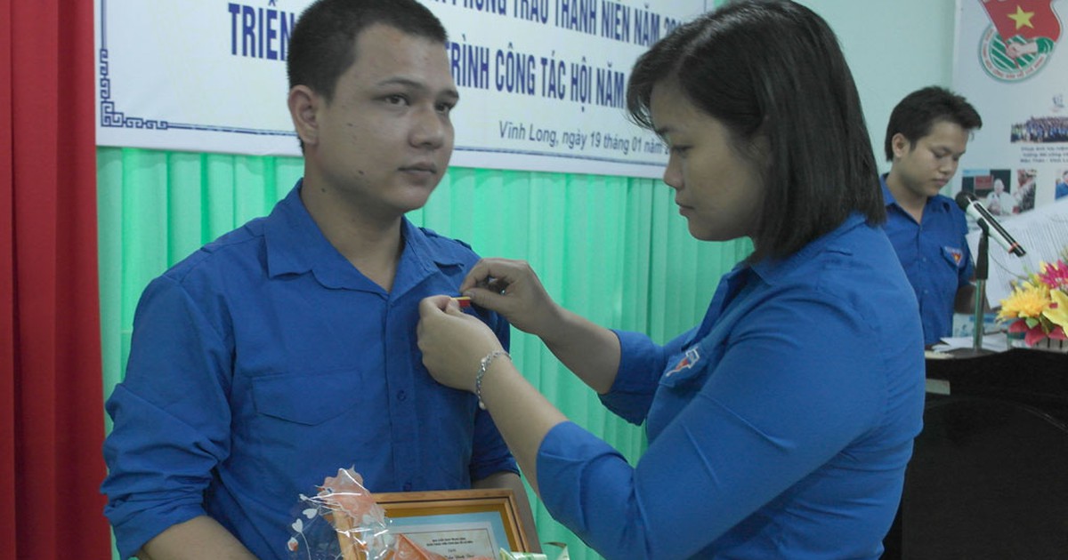 Trao huy hiệu Tuổi trẻ dũng cảm cho thanh niên cứu 2 người