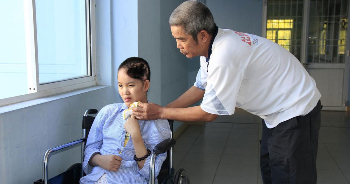 Đứt ruột đưa con rời bệnh viện vì không có tiền