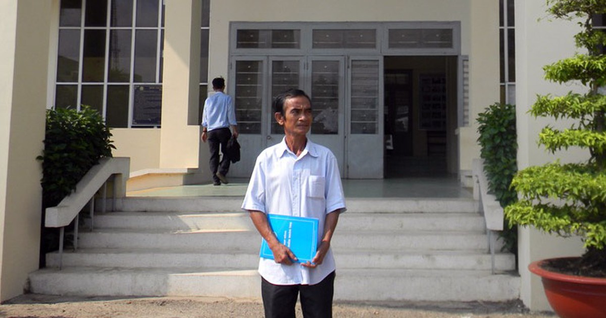 Ông Huỳnh Văn Nén đến 'công đường' đòi bồi thường tù oan