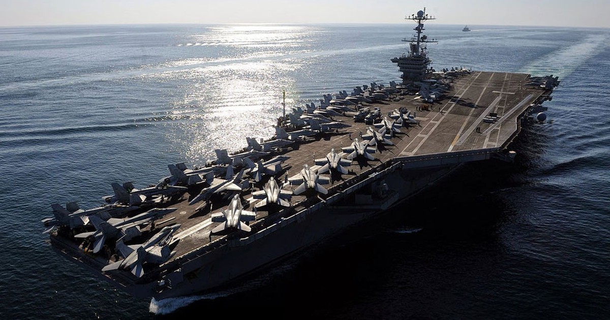 Bộ trưởng Quốc phòng Mỹ thăm tàu sân bay ở Biển Đông