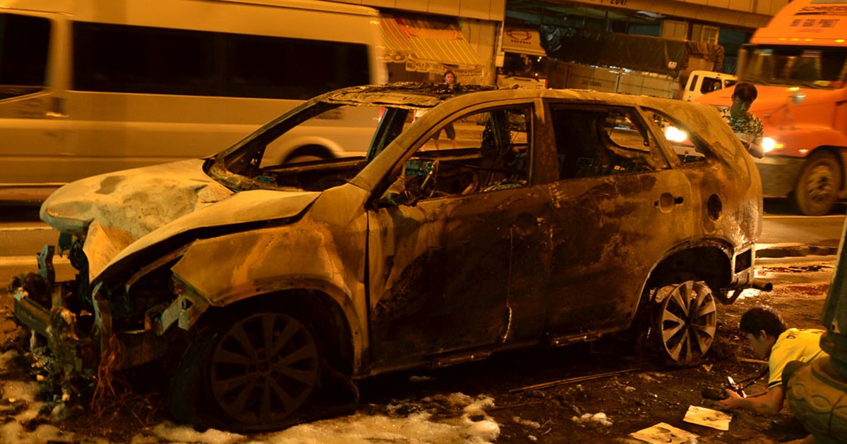 Ô tô, xe máy bốc cháy sau tai nạn, một người chết