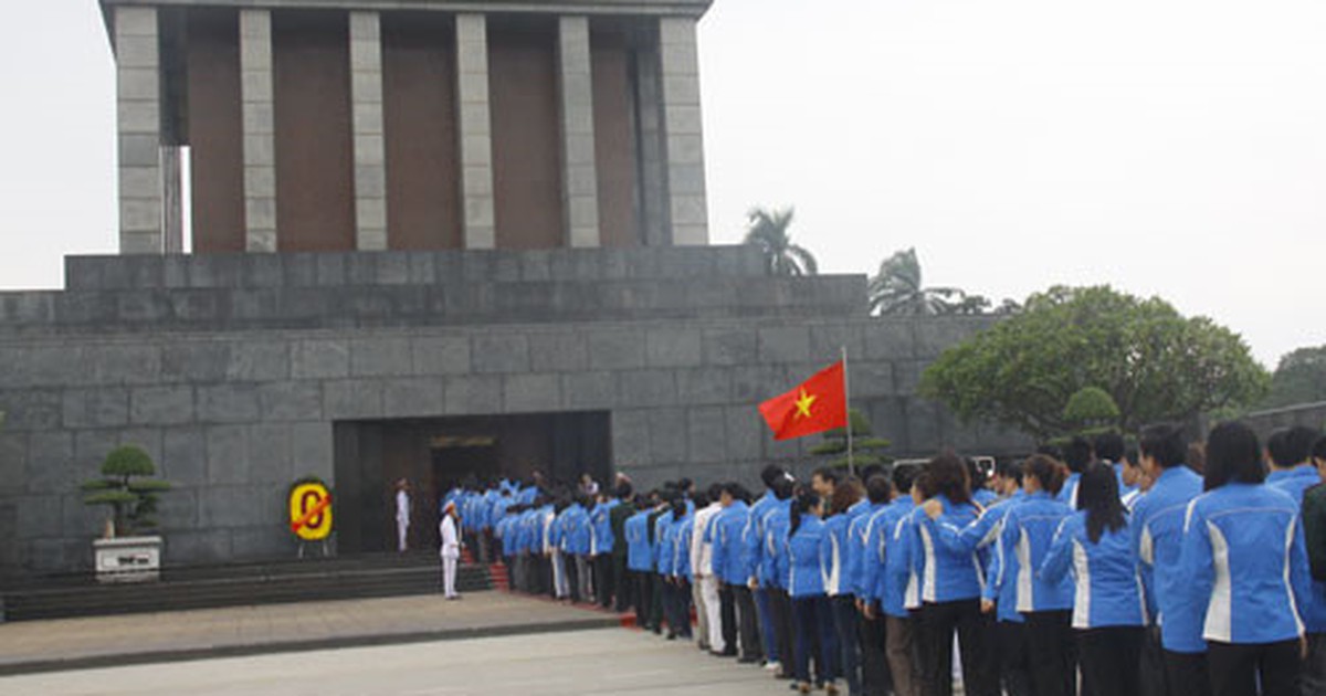 Hàng vạn người vào Lăng viếng Bác trong ngày Quốc khánh
