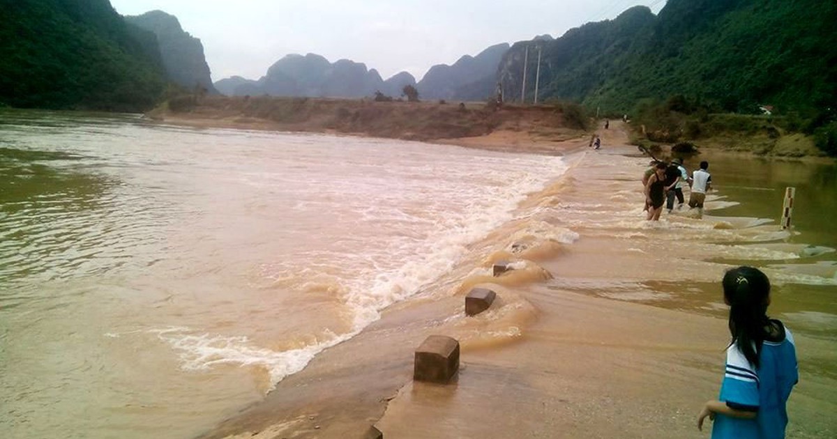 Một học sinh bị nước lũ cuốn trôi mất tích